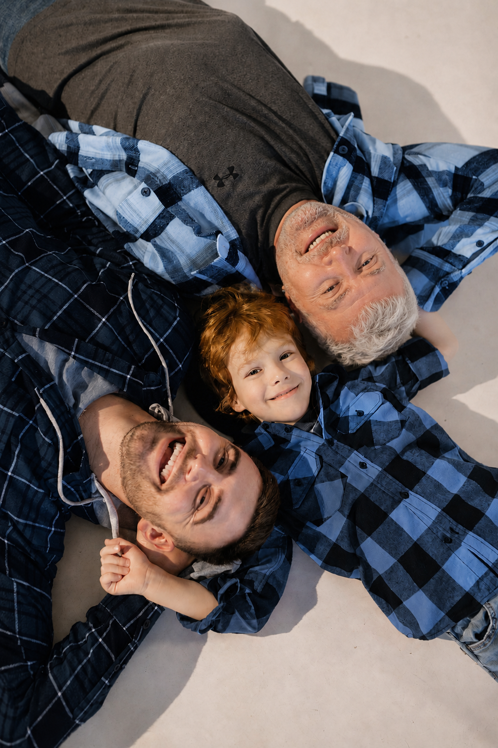Três gerações da mesma família sorrindo